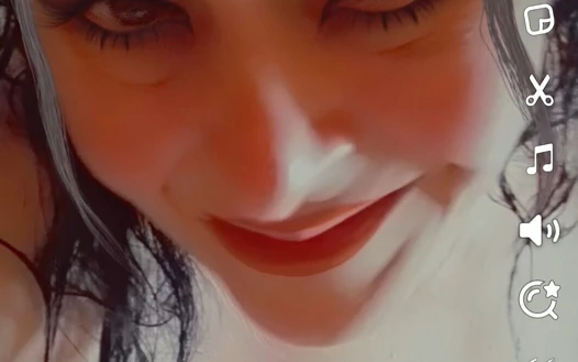 Onu banyo lavabosunun üzerinde büküyor ve götünü pembe değil kırmızıya şaplaklıyor