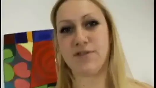 Sürtük damgalı genç sarışın domalarak sikiliyor