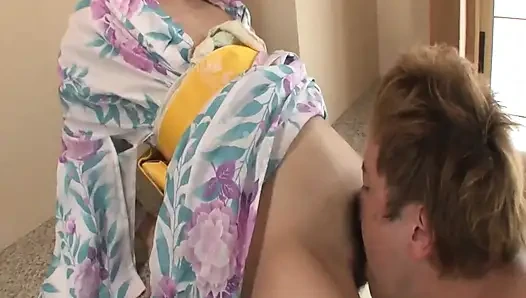 Kirli kimono sahnesi-1 Kimono'daki Asyalı esmer kıllı amının sikilmesinin tadını çıkarıyor