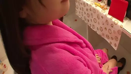 Japon milf (orta yaşlı kadin) fotoğraf çekiminden önce sahne arkasında filme alınır