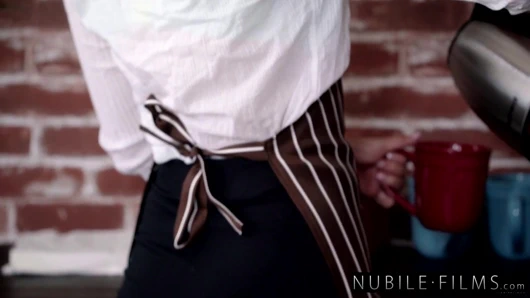 Smokeshow Barista Eliza Ibarra Adamın Elinden Numarasını Kaydırıyor