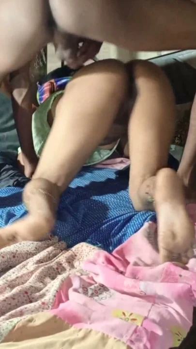 Dhire se daliye, bakire hu' - 18+ Hintli liseli kız edepsizce konuşuyor ve anal bekaretini kaybediyor | Klip 1