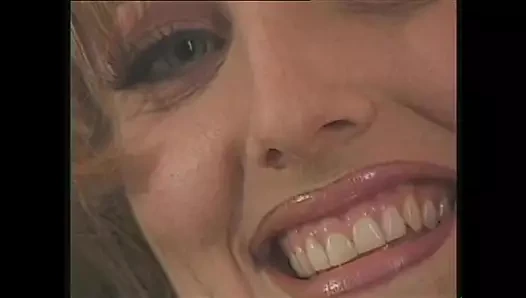 Stilettos'ta sarışın sürtük götten sikiliyor ve ağzına boşalıyor