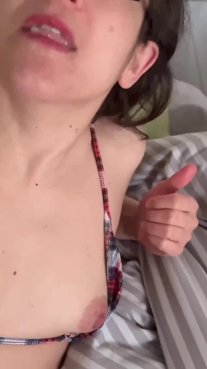 "Erkek arkadaşım yokken üvey babamın yarağını emiyorum, Dazzlingfacegirl" den güçlü bir an