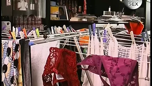 Brunette zeigt mir wie sie es sich besorgt