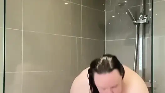 Duşta yürümek sadece farklı vurdu