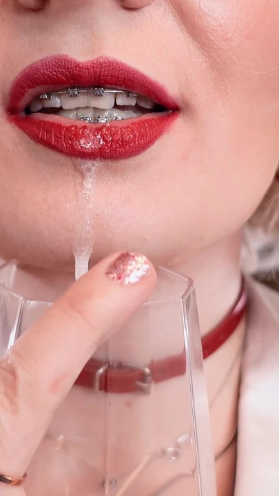 Tükürük ve işeme fetişi. Arya Grander - azgın sarışın ateşli orta yaşlı seksi kadın egemenliği bakış açısı