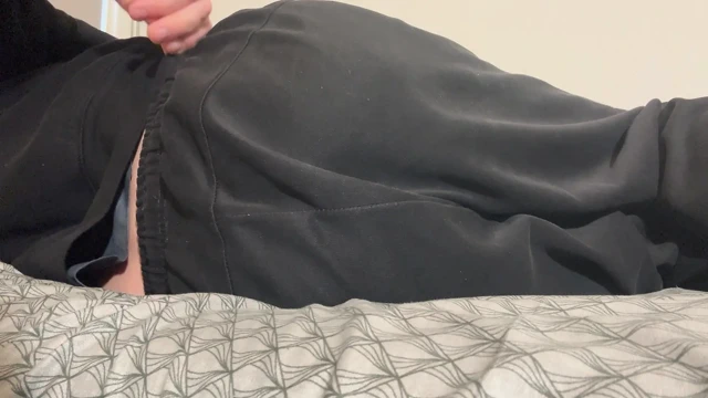 Azgın adam yatakta yatarken göt deliğini gösteriyor.