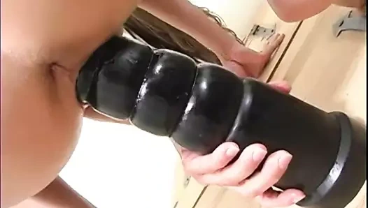 Minyon esmer yukarı ve aşağı dev bir yapay penis üzerinde zıplıyor