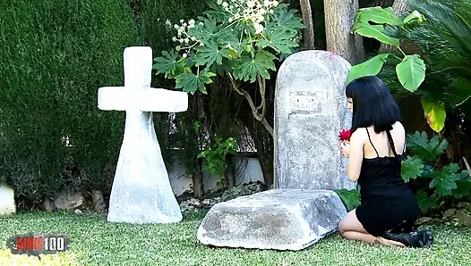 Genç latin dul kadın kocasının mezarında sikiliyor