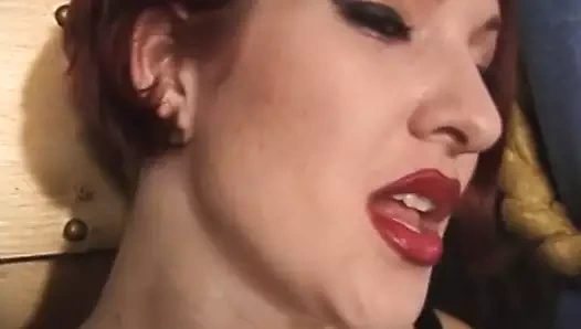 Seksi kırmızı ruj tutam ve emmek ile vahşi deri doms