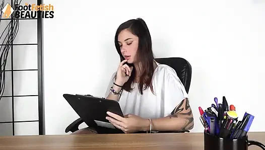 Yaramaz profesör öğrencisine nefis ayaklara nasıl tapacaklarını öğretiyor