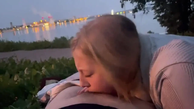 Sahilde bir adama sakso çekti