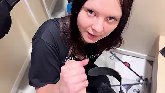 Alışveriş merkezinin soyunma odasında bir milf'ten oral seks