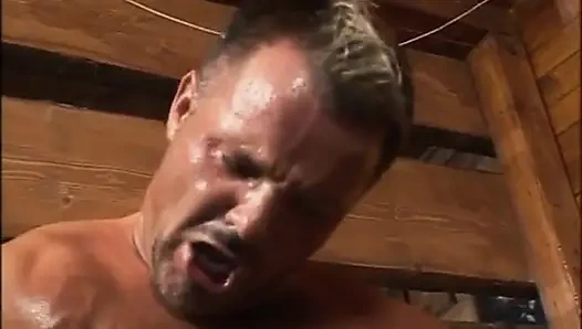 Büyük memeli sarışın kız saunada amcığını sikiyor