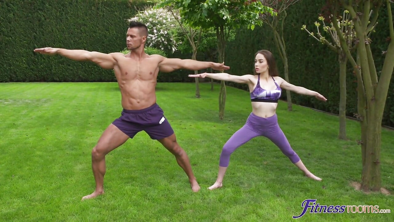 Fitness odaları - büyük memeli Avrupalı hatun Angel Rush açık havada yogaya başlıyor, sakso çekiyor, sonra Angelo'yu domaltarak sikiyor