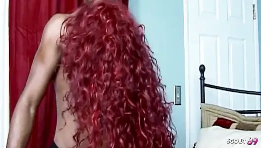 Kızıl saçlı zenci orta yaşlı seksi kadın Sinnamon Love kıllı amından ve sıkı göt deliğinden sikiliyor