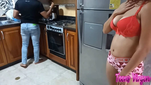 Büyük memeli seksi üvey kız kardeşini mutfakta yakalıyor ve ben onu iyi sikiyorum