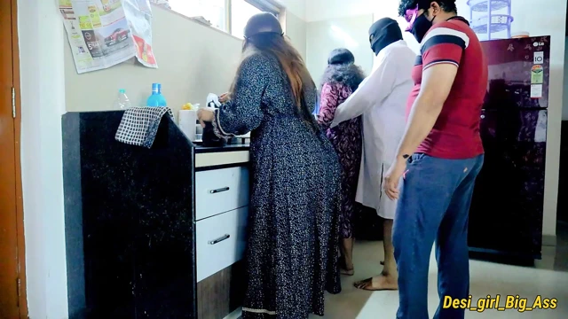 Mutfakta ateşli dörtlü seks