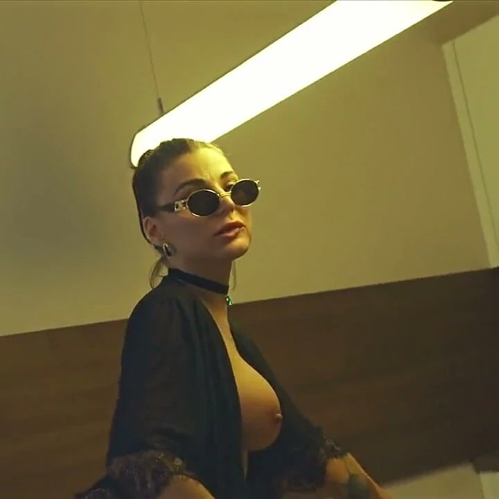 Sanktor - dövmeli orta yaşlı seksi kadının tek başına mastürbasyonu