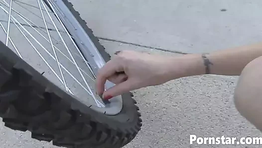 Hatun Ashley Jensen başka bir genç lezbiyen getiriyor