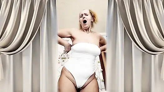 Ateşli ev hanımı Lukerya beyaz sıkı bir tulumla flört ediyor ve ateşli bir mastürbasyon düzenliyor.