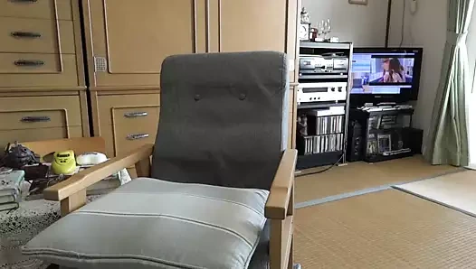 Yaşlı adam mastürbasyon yapar ve spermini içer