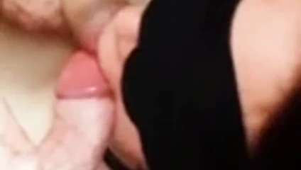 İngiliz sürtük gözleri bağlı ve kullanılan birden fazla erkek