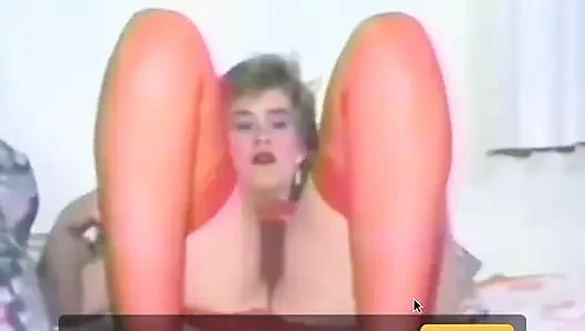 Edepsiz sarışın iki dildoyla amını sikiyor