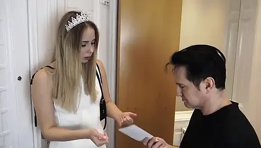 Uzun boylu Findom kölesini eğitiyor!