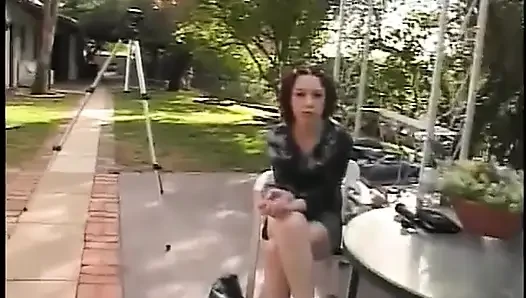 Seksi esmer kanepede bacaklarını açıyor ve kalın yarakla sikiliyor