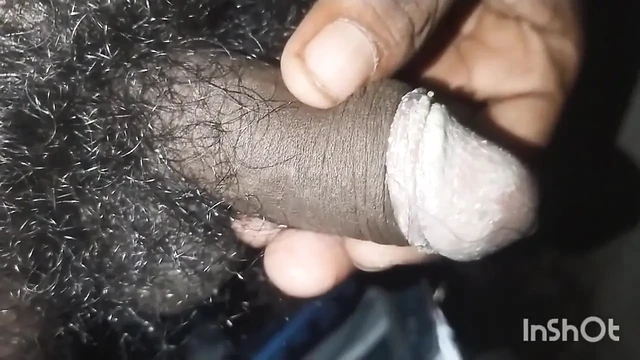Индийский большой член дези джинсы мастурбирует на фабрике в ванной