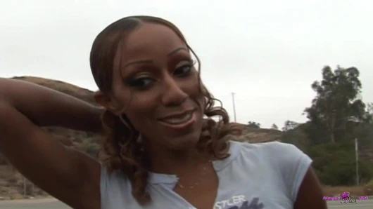 Kız arkadaşıyla yürüyüşe gitmek yerine zenciyle anal seks yapıyor