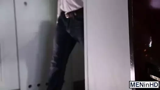 Yakışıklı adam alex mecum o gün için güzergahını takip ediyor