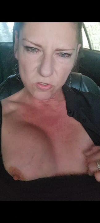 Amerikalı en seksi ve yaramaz orta yaşlı seksi kadın araba yıkama mastürbasyonu ve üstsüz külotla eve dönüyor