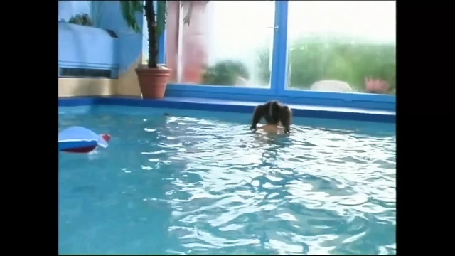 Sıkı amcıklı güzel genç kız havuzda sikiliyor ve iki büyük yarakla boşalıyor