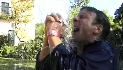 İyi görünümlü Alman sarışın arka bahçede deliklerini parçalatıyor