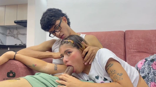 Küçük üvey kız kardeşim korkuyor ve ona yardım etmek için ona yutması için büyük yarağımı veriyorum