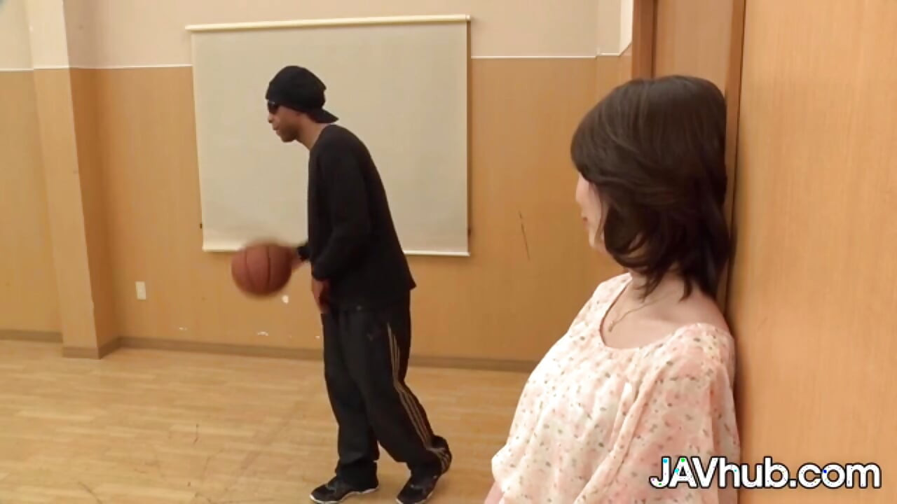 Aya Kisaki'nin buharlı yatak odasında bir basketbolcuyla sikişiyor