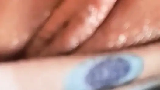 Latin kadın fışkırtana kadar mastürbasyon yapıyor