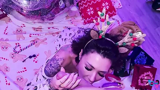 Yaramaz kız squirting yaparken mastürbasyon yapıyor ve Noel ağacının altında kıçını siktiriyor!