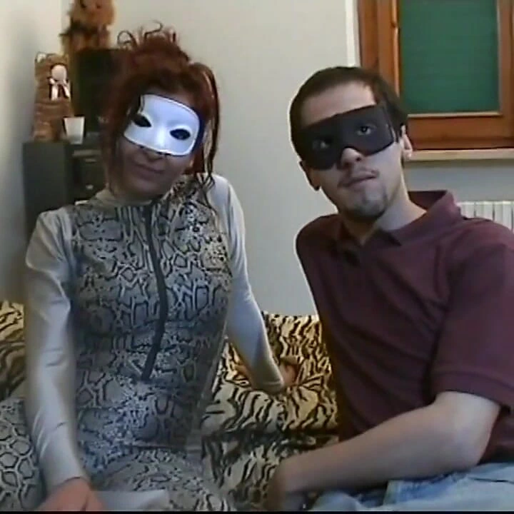 Kıllı amcıklı maskeli orta yaşlı seksi kadın büyük amatör yarakla sikiliyor ve götüne boşalıyor