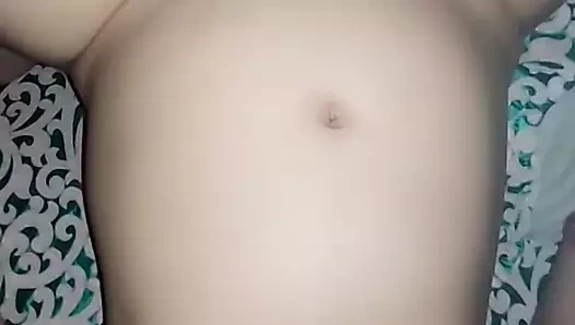 Ateşli Hintli azgın kız büyük yaraklı erkek arkadaşı tarafından sikiliyor