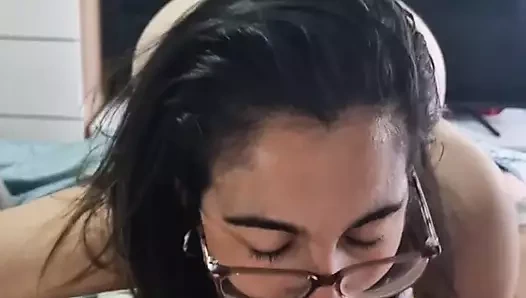 Ters kovboy kıza binerken yarağı emiyor