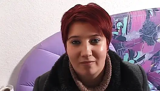 Ahegao trans sürtük yarağı okşuyorken götünü parmaklıyor