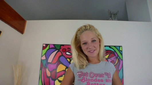 Elle la ware çok tatlı ama aynı zamanda yaramaz bir genç.