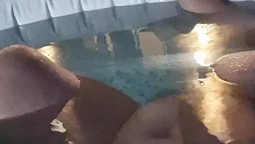 Gece geç saatlerde ve çıplak jakuzi teaser!