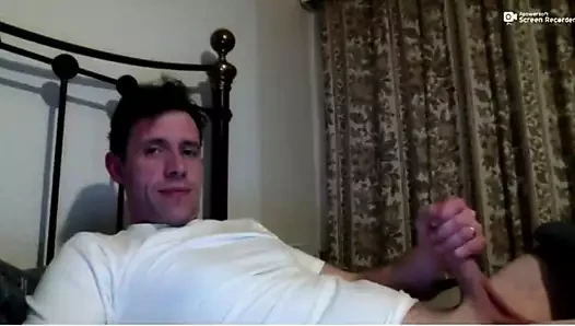 Karısı evde değil. adam pislik üzerinde cam