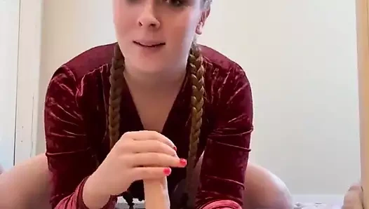 Kızıl saçlı edepsizce konuşurken dildoya biniyor