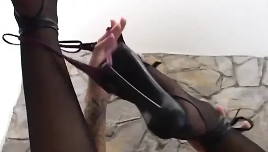 Büyük memeli sarışın kız büyük götten mastürbasyon yapıyor